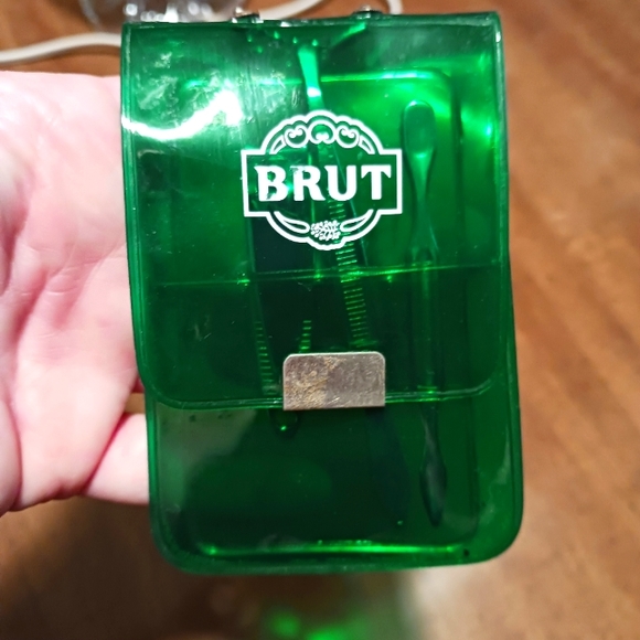 Vintage Brut Mens Manicure set - Picture 2 of 3